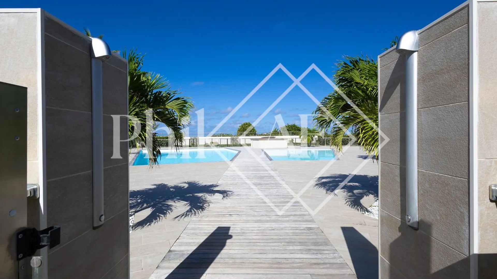 5 Bed-Rooms Beach-Front Duplex Of 189 M2 At Orient Beach Colombier